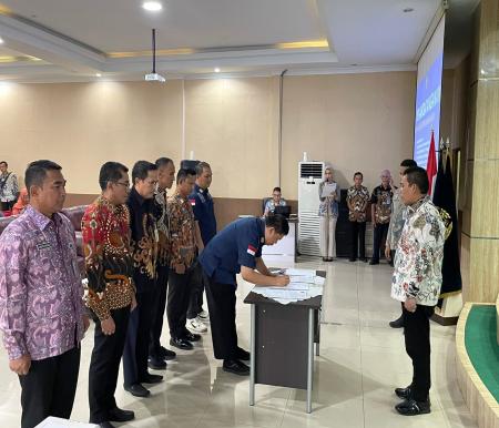 Kantor Imigrasi Kelas I TPI Pekanbaru menandatangani perjanjian kerja sama dengan PT Pos Indonesia KCU Pekanbaru, Kamis (10/10/2024). Foto Ist